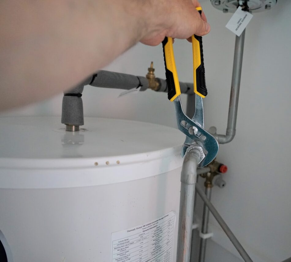 Kombi bağlantıları üzerinde çalışan teknik servis çalışanı