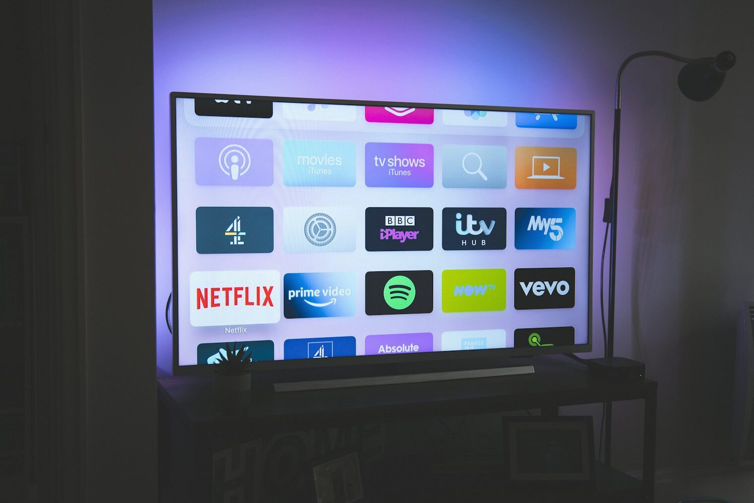 Salonda duvara monte edilmiş LED televizyon